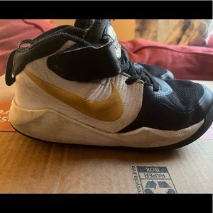 Boys Size 1 Nike Team Hustle D9 Basketball Shoes